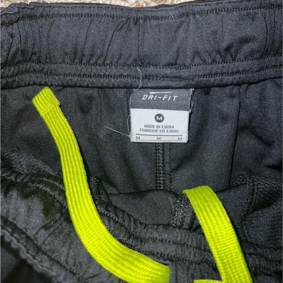 Boys size medium Nike shorts good used condition - Picture 3 of 3
